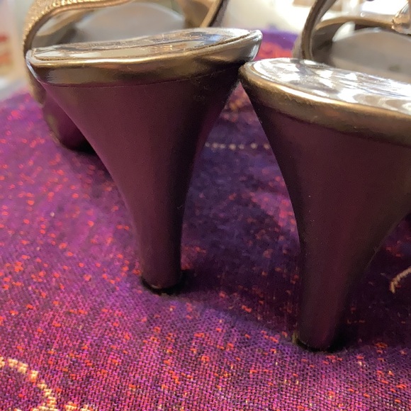 Silver/ gray heels - Picture 8 of 9